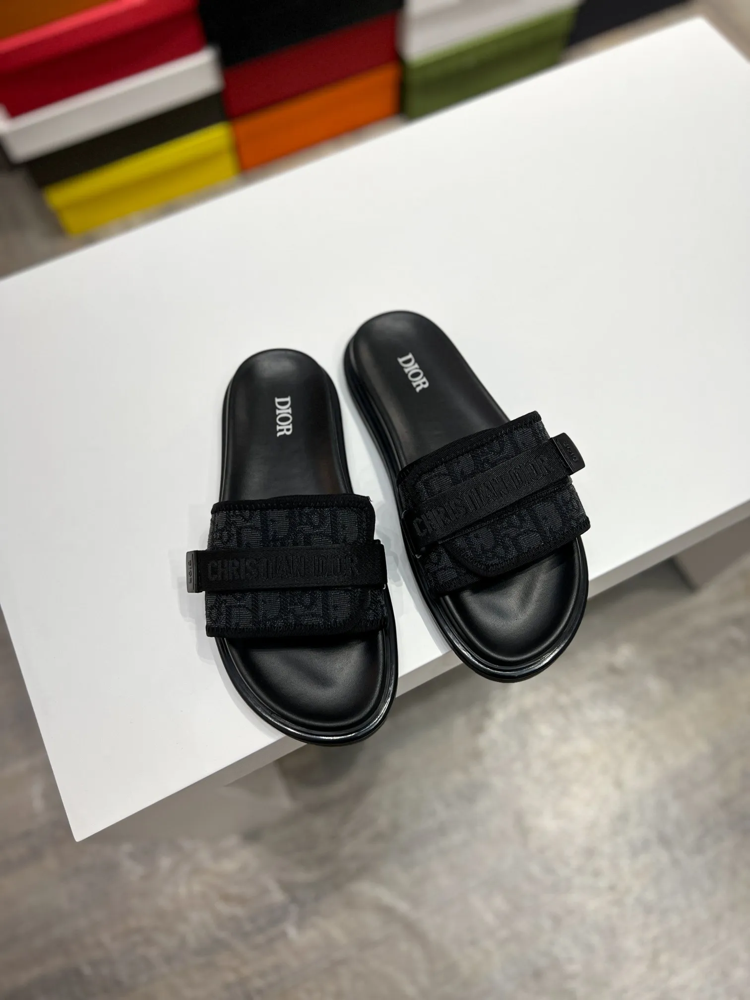 Men's men's shoes💰320【DIOR】🐝🐝Top version. 2024ss Dior’s latest men’s slippers are a must-have. Dior Alias ​​Men's Genuine Leather Slippers This summer new Alias ​​sandal embodies a casual and elegant style. Carefully crafted from grained cow leather and Oblique printed fabric, with cowhide lining! Cross-strap design with metal-clad brass CD Diamond logo. The imported cowhide leather and rubber sole adds sophistication and comfort, while Oblique print-effect anti-slip panels add style. Size39-44 (customized at 38.45)